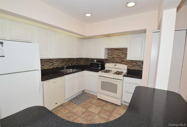 Building Photo - 206-14 Emily Rd