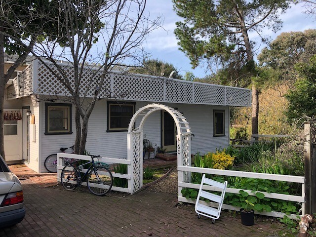 Primary Photo - Charming 2bd/1ba House w/ Short Walk to Do...