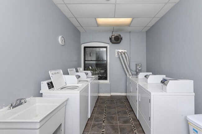 Building Photo - 0 bedroom in Chicago IL 60657