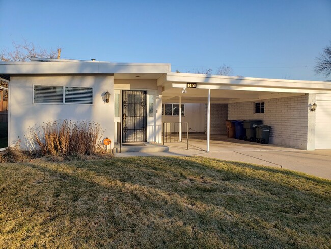 Building Photo - Charming Mid Century Modern home with char...