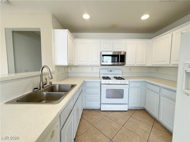 Building Photo - 990 Cantabria Heights Ave