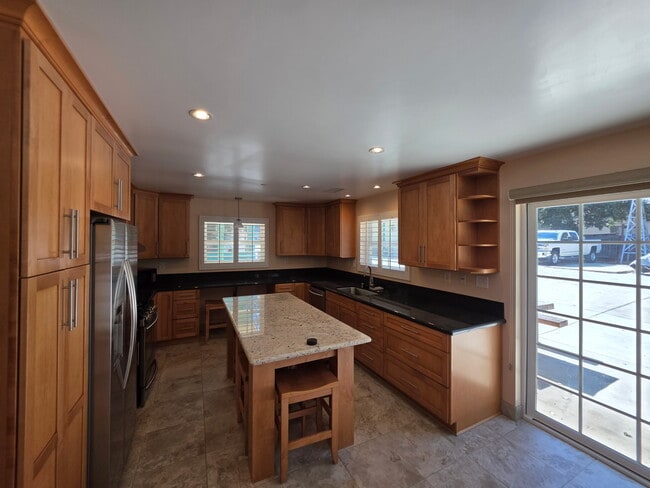 Foto del edificio - 6172 Sylvan Dr