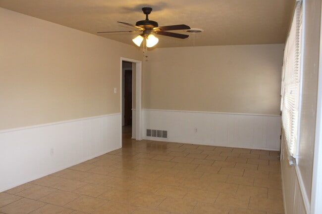 Building Photo - Available Now! 3 Bedroom/2 Bath/ 1 car garage