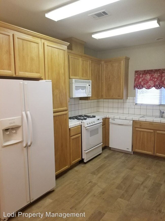 Building Photo - 3 br, 2.5 bath House - 1311 Lilac St