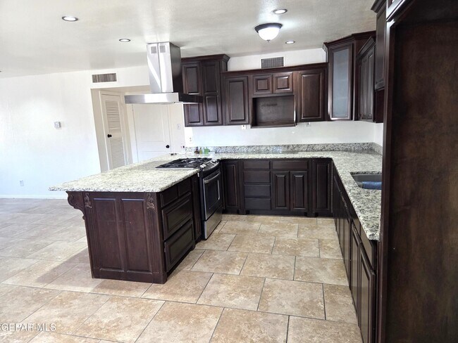 Foto del edificio - 15341 Werling Ct