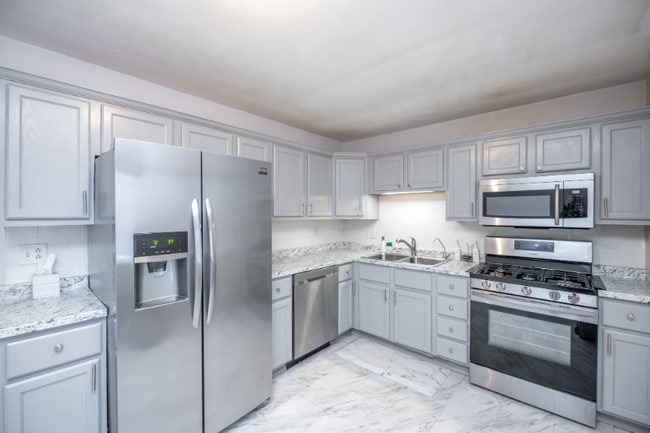 Building Photo - 3819 W Warwick Dr