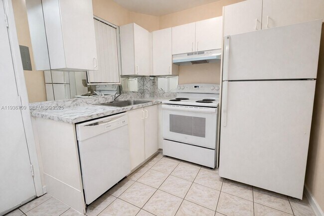 Foto del edificio - 3522 NE 166th St