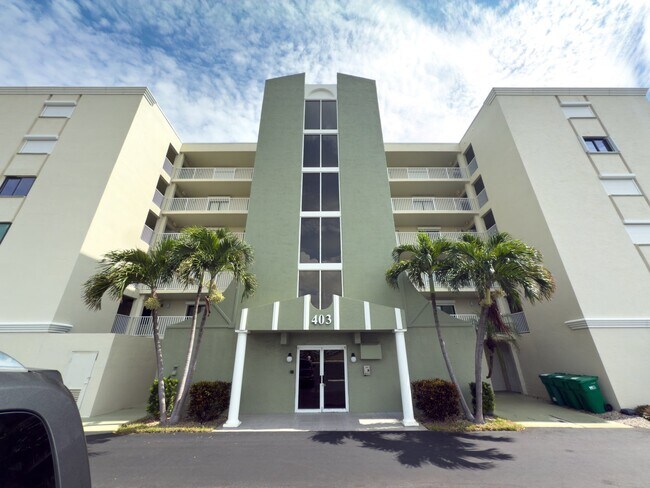 Building Photo - Oceanfront 3 bedroom, 2 bathroom condo!
