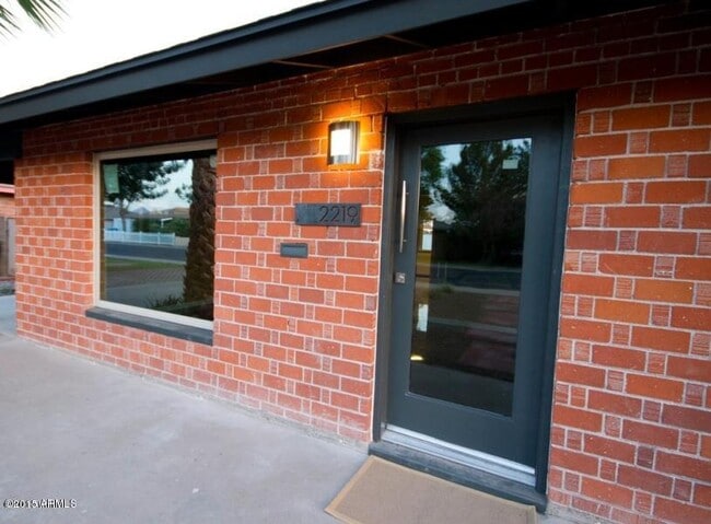 Building Photo - 2219 W Indianola Ave