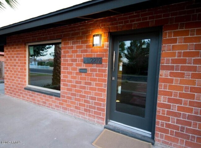 Foto del edificio - 2219 W Indianola Ave