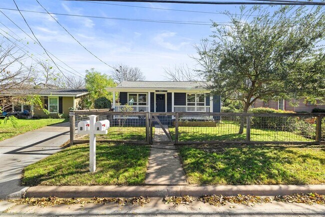 Foto del edificio - 8411 Bowling Green Dr