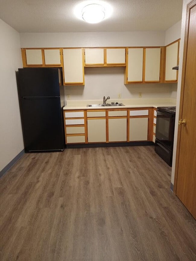 Building Photo - Broadway Place