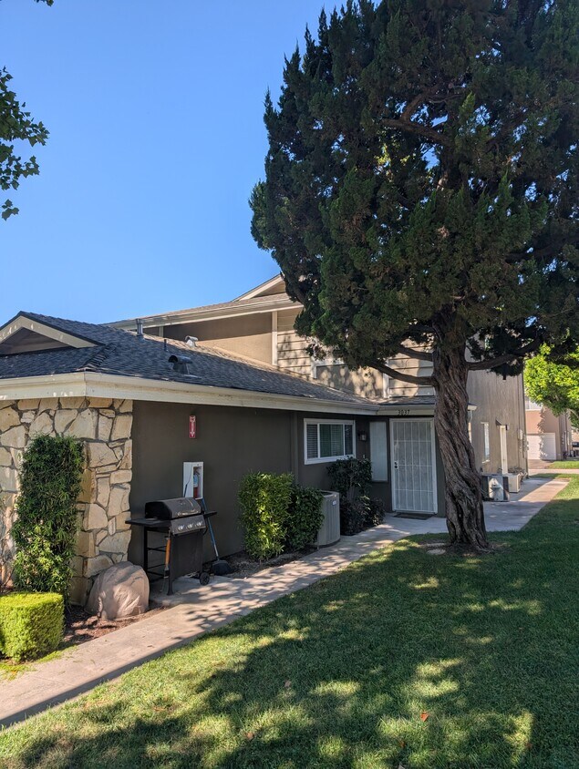 Foto principal - 3037 Knollwood Ave