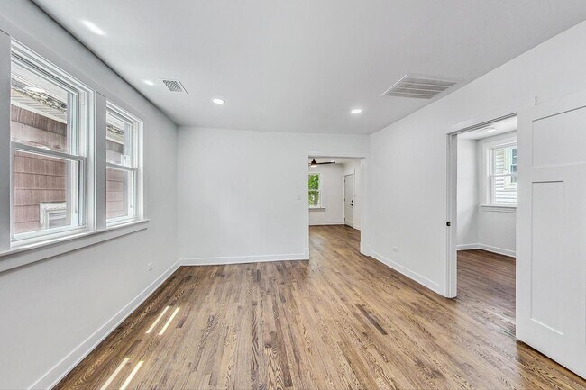Foto del edificio - 2717 N Drake Ave
