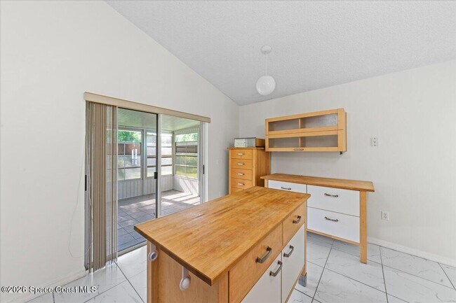 Foto del edificio - 2165 Redwood Cir
