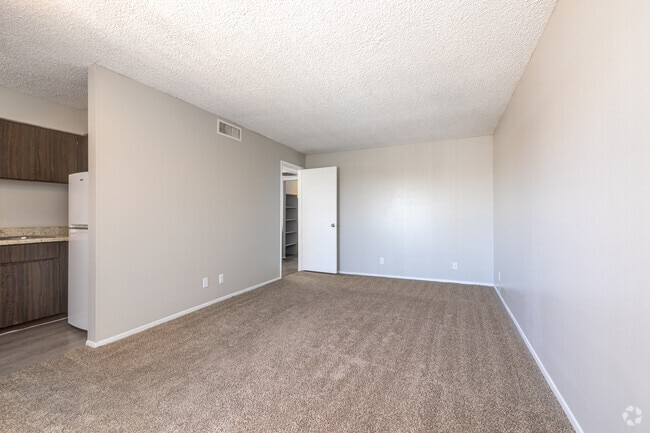 1BR, 1BA - 493SF - Living Room - Knollwood Terrace