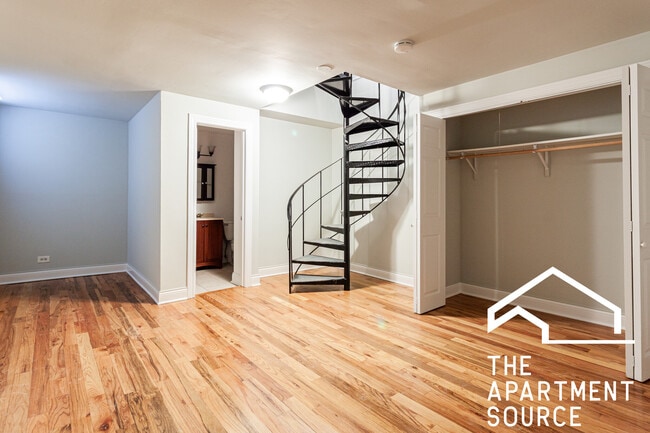Building Photo - 809 W Cornelia Ave