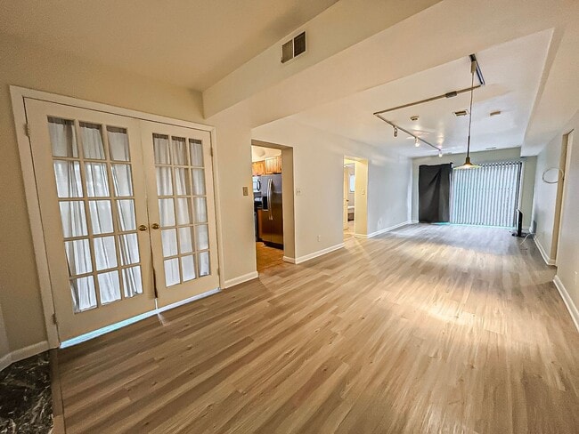 Building Photo - Gorgeous 3 Bedroom 2 Bathroom Unit With Su...