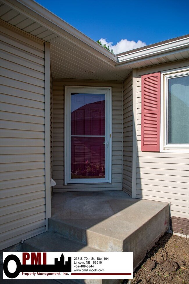 Foto del edificio - 3 Bedroom and 3 Bathroom Duplex. Available...