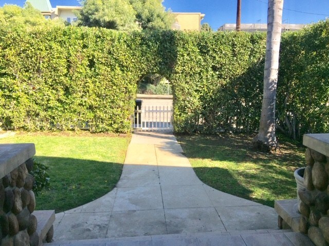 Front yard with privacy hedge - 2005 Beachwood N Dr