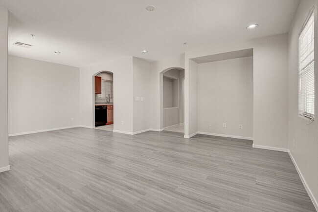 Building Photo - Beautiful 3-bedroom, 2.5-bathroom in ameni...