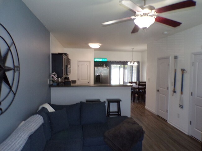 Building Photo - Two Bedroom Two and half Bathrooms Townhome!
