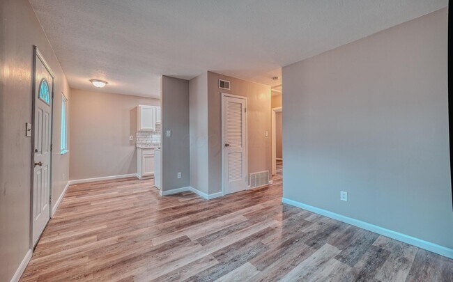 Foto del edificio - 2735 Joyce Ave