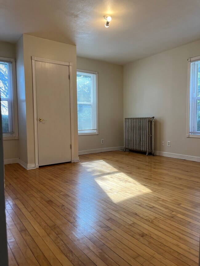 Bedroom 14'4"x13'6" - 2418 S Chicago Ave