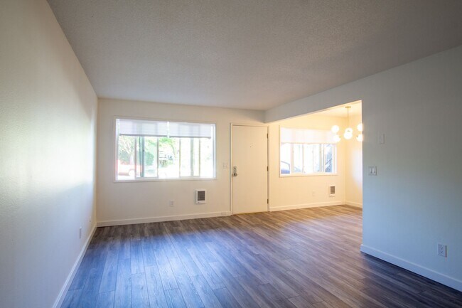 Foto del edificio - Off SE Belmont: Mid-Century 2Bdr w/ Parking!