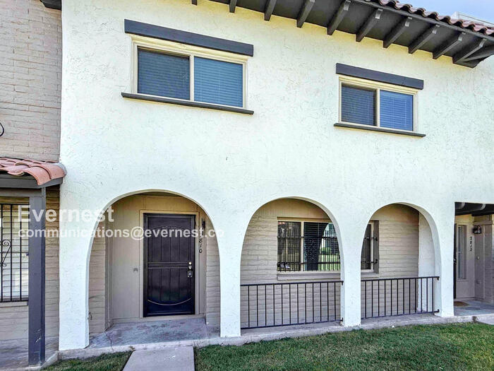 Primary Photo - 2810 E Clarendon Ave