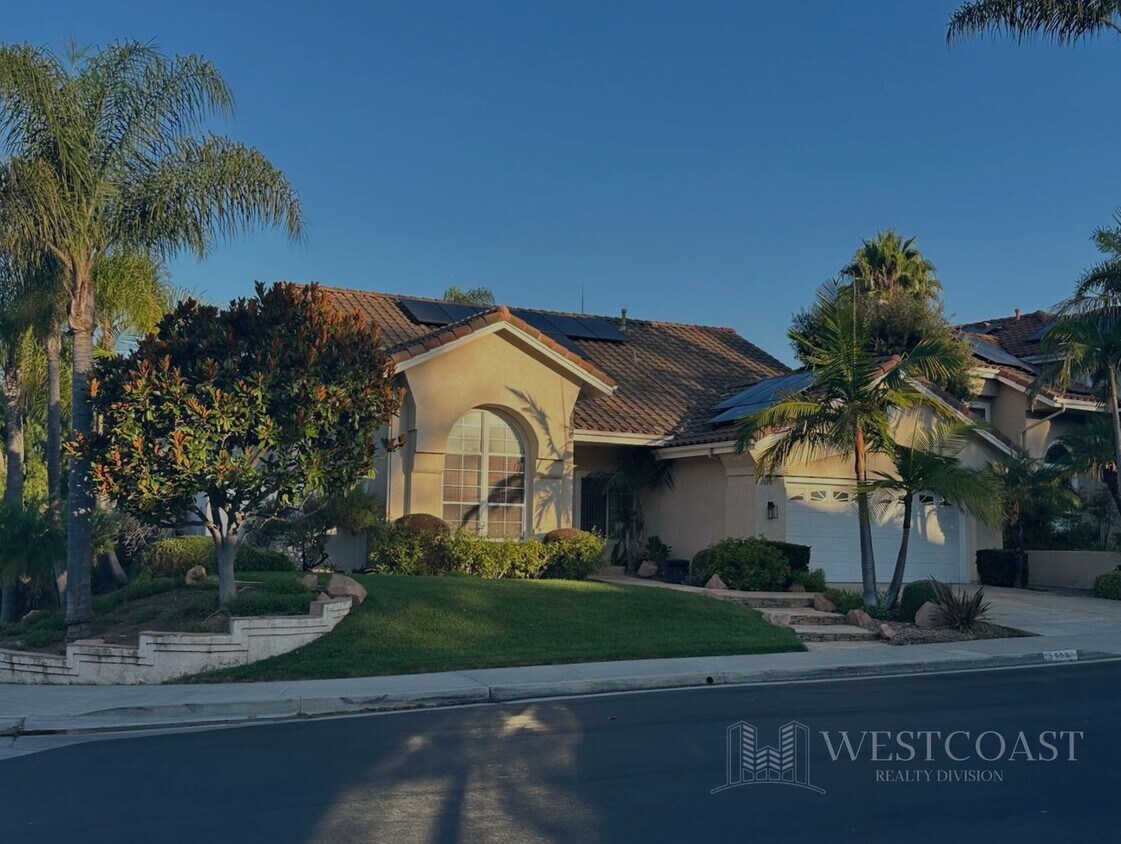 Foto principal - Bright 3-Bed, 2-Bath Corner Lot Retreat in...
