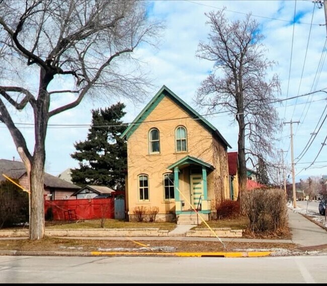 Foto del edificio - 228 E 8th St