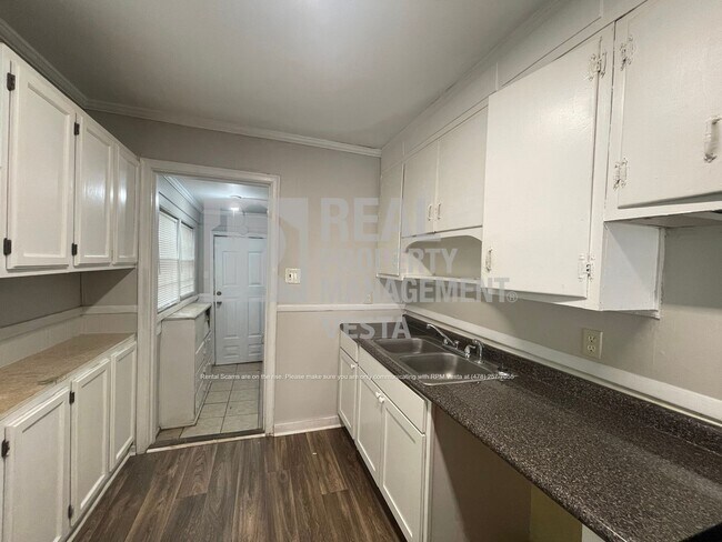 Foto del edificio - Spacious Three Bedroom House off of Napier...