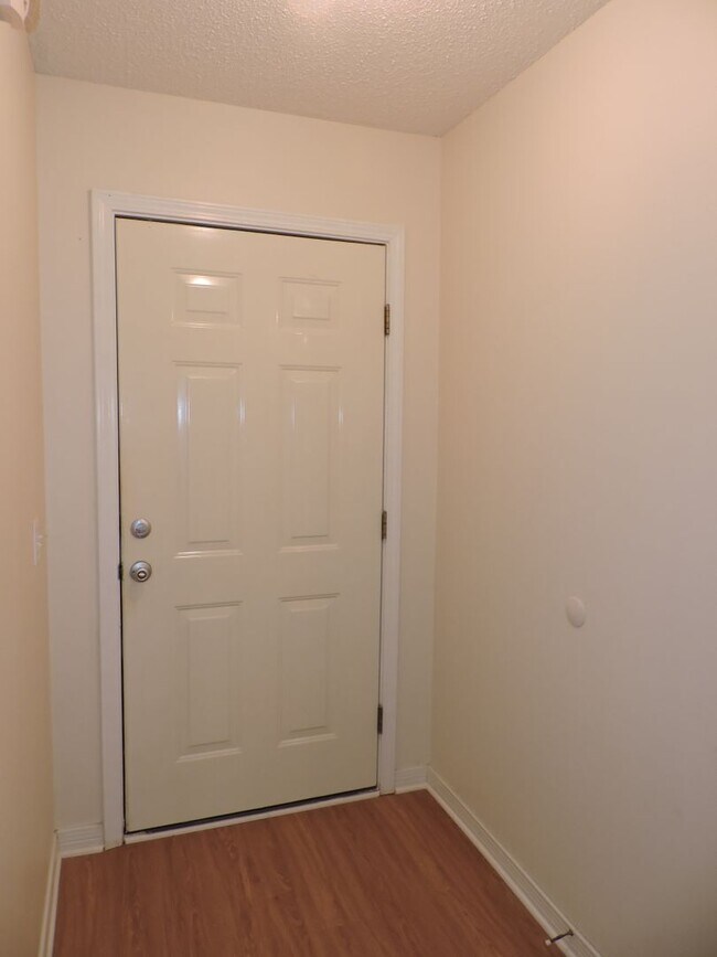 Foto del edificio - Centrally located with easy access to Whit...