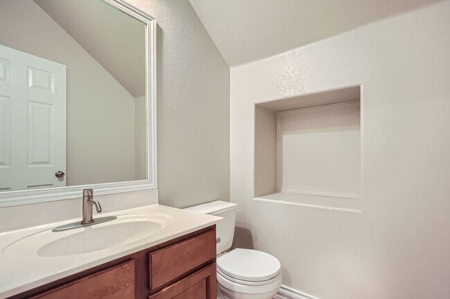 Building Photo - Beautiful home in gated community!!