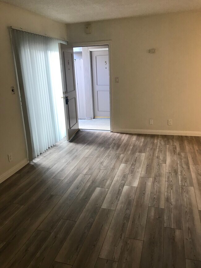 Foto del edificio - 324 W Imperial Ave