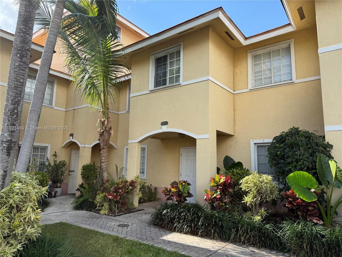 Foto principal - 2056 NE 167th St
