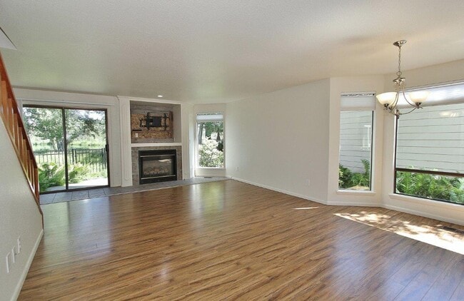 Building Photo - Premier End-Unit Condo in River Run