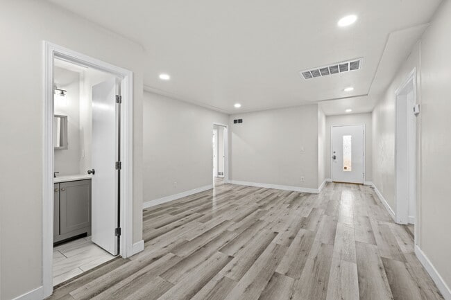 Building Photo - 5528 Dorothy Dr