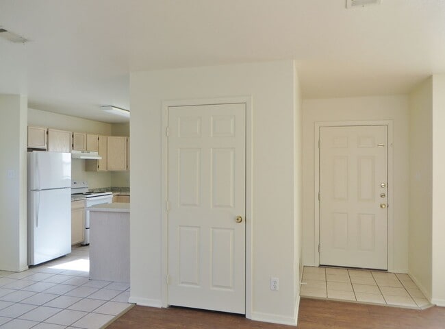 Building Photo - 2 Bedroom 2 Bathroom Unit In Georgetown