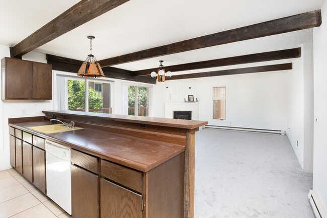 Foto del edificio - 35 Upper Woodbridge Rd