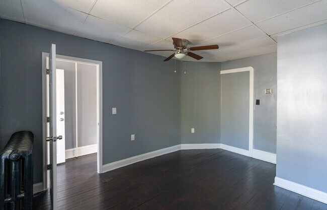 Building Photo - Newly renovated 2 bedroom 1st Fl Unit