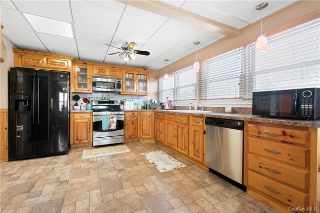 Foto del edificio - 48 Quaker Hill Rd