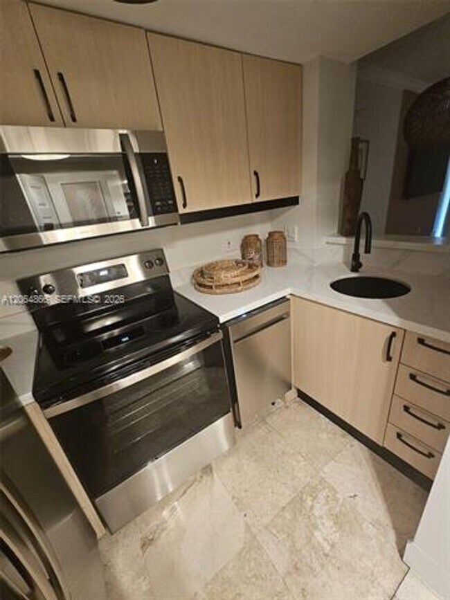 Foto del edificio - 2951 S Bayshore Dr