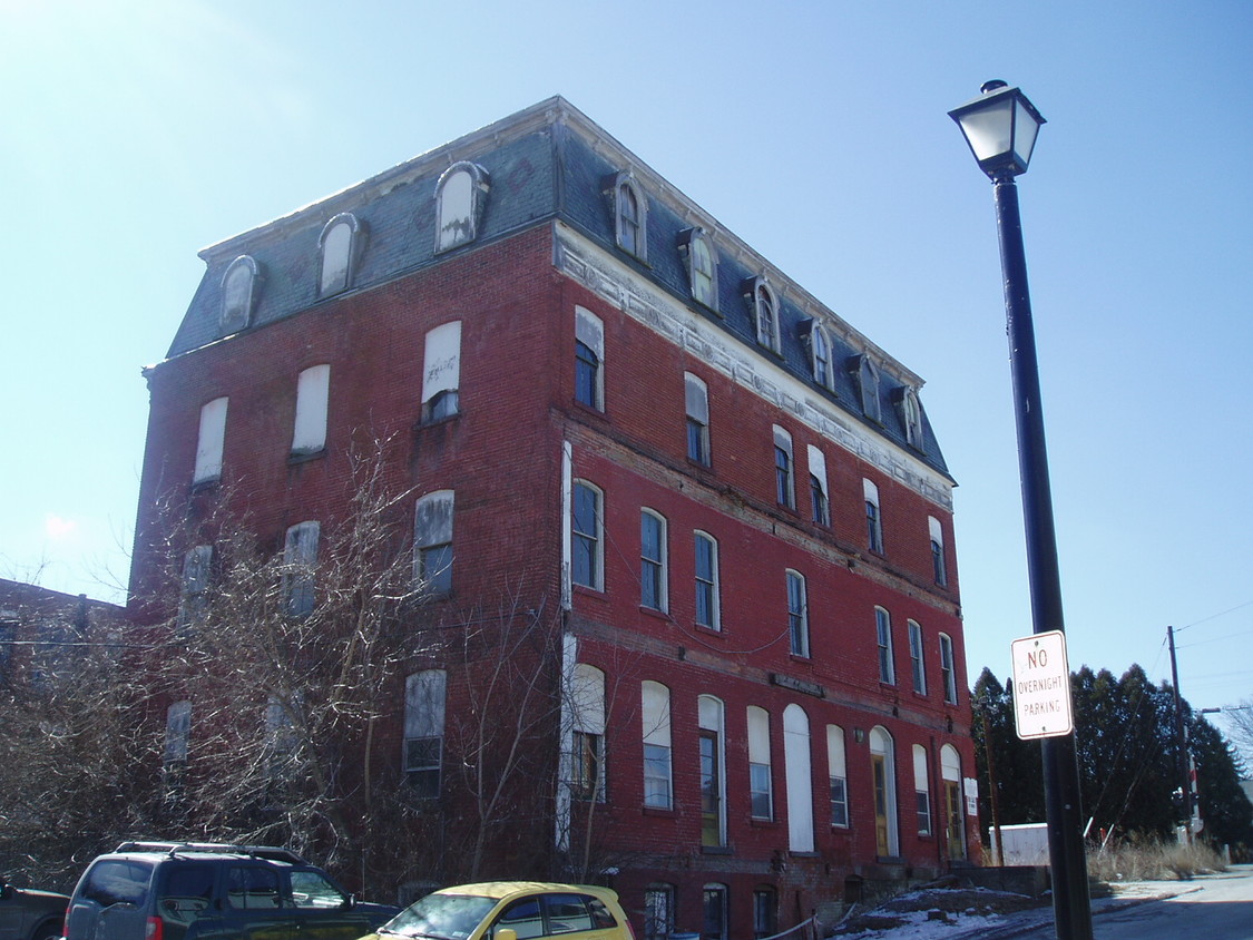 Building Photo - The American House