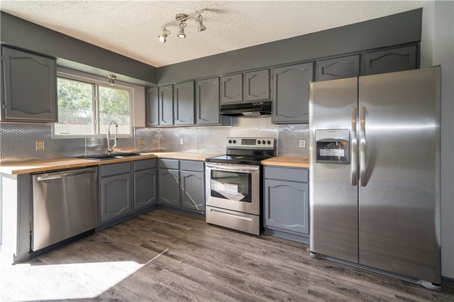 Building Photo - 2813 Panay Dr