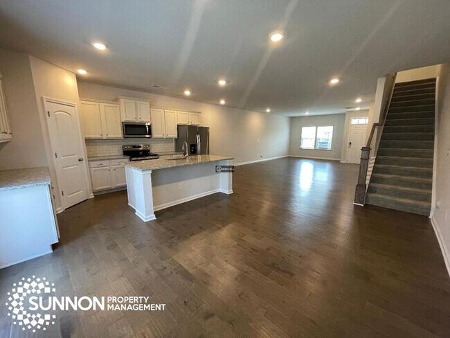 Foto del edificio - 3 BR Townhome w/ 2 Car Garage
