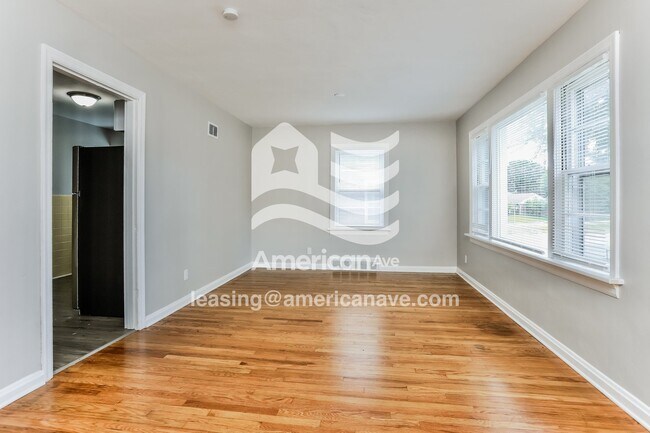 Foto del edificio - 6905 Raymond Ave