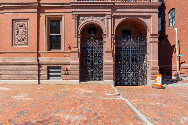 Entrada - Ames Webster Mansion Condominiums