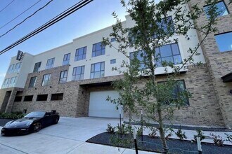 Building Photo - 2727 Houston Ave